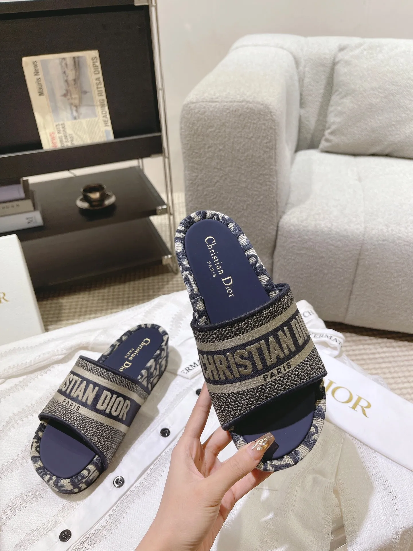 👟👟Ex-factory price 480👟👟 DIOR Dior's new spring and summer letter-printed thick-soled slippers▪️ High-end quality, welcome to inspect and compare three brands👏 Beautiful wedge-heeled thick-soled slippers, which make the feet slimmer and longer than the flat ones. Here are the benefits for small girls❤️ They are also a must-have slipper for daily travel and home. You can wear it however you like regardless of the occasion. The color is super beautiful! No need to worry about any dress code, the outsole is designed with a non-slip and wear-resistant backing, so you don’t have to worry about rain on rainy days. Size: 34-40 yards (custom-made sizes 34.40 are non-refundable)